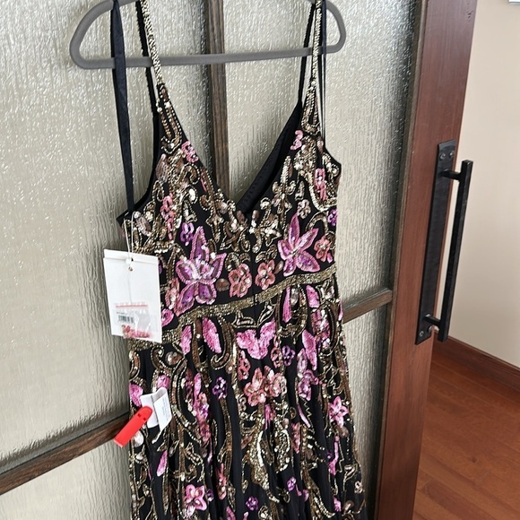 Mac Duggal V NECK FLORAL EMBELLISHED SPAGHETTI STRAP GOWN in black multi size 22 - Picture 13 of 17